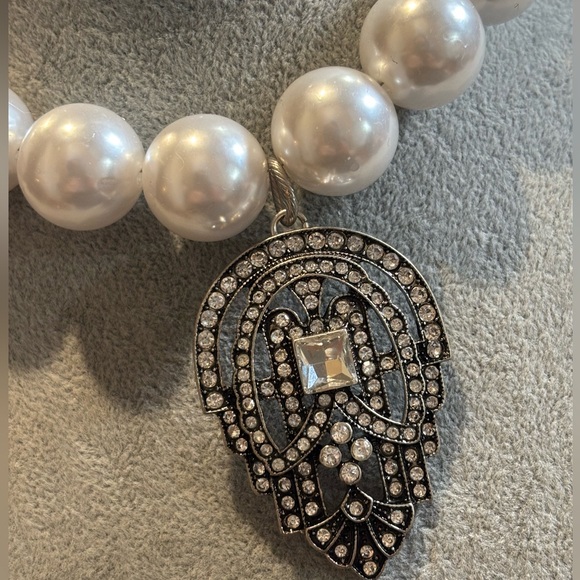Elegant White Pearl Necklace with vintage style art deco pendant!